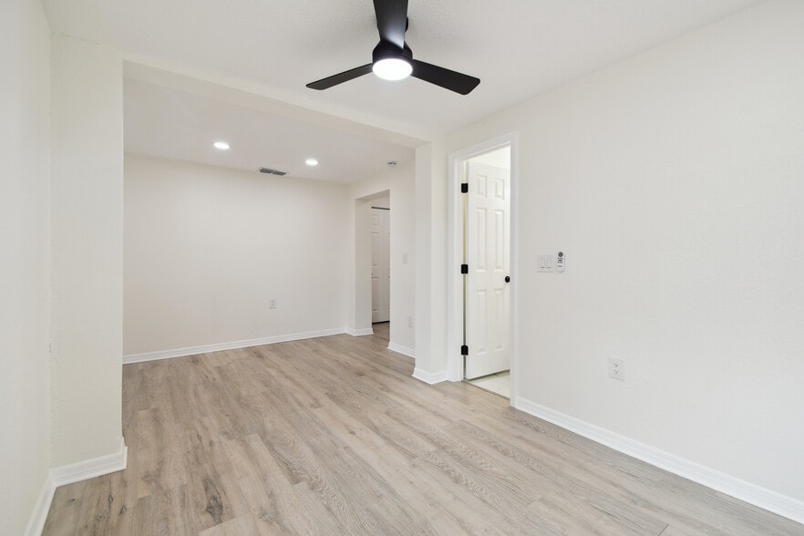 B 1/1 350 sqft - 3320 W Kathleen St