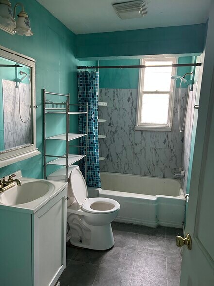 Building Photo - 112 W Winans St