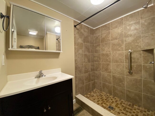 Building Photo - Available Sept 10 , 2026!