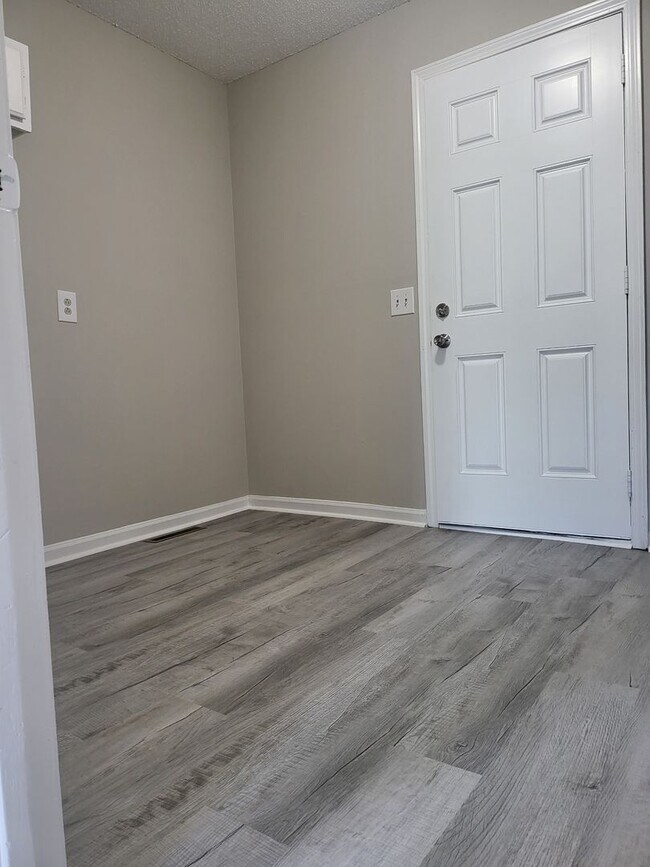 Building Photo - Large three bedroom, one and a half bath t...