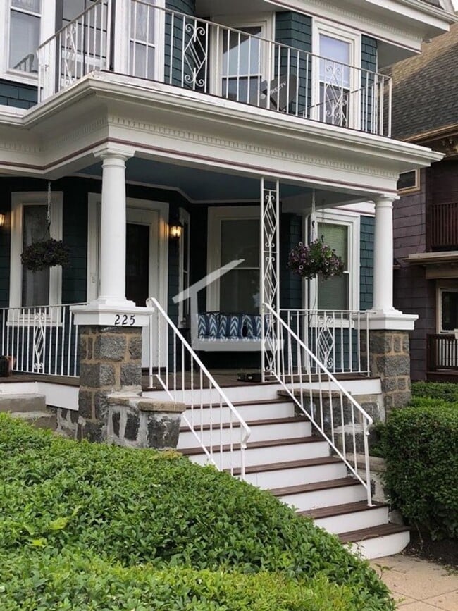 Building Photo - Spacious 1-Bedroom with Washer/Dryer in Unit!