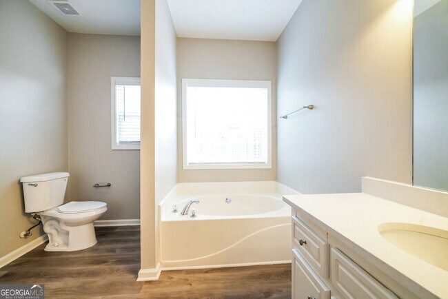 Building Photo - 204 Lee Ct