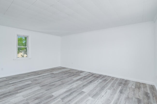Building Photo - 33 E 42nd St