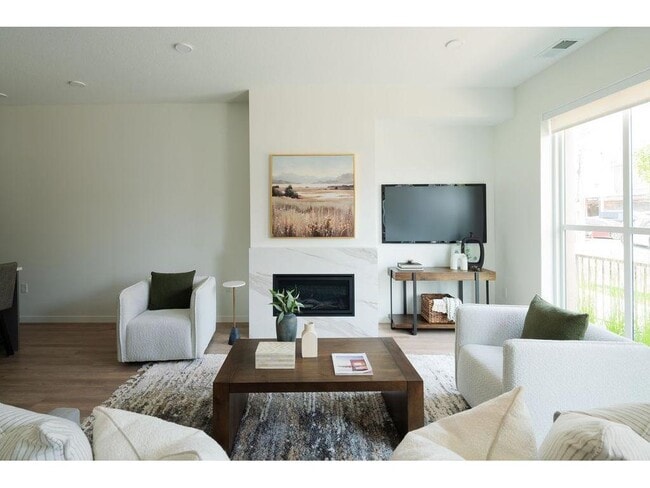 Building Photo - 10 West Dr