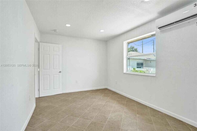 Building Photo - 2120-2122 Thomas St # 2122 HOLLYWOOD, FL 33020