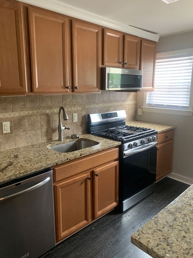 Building Photo - THREE BEDROOM TOWNHOME
