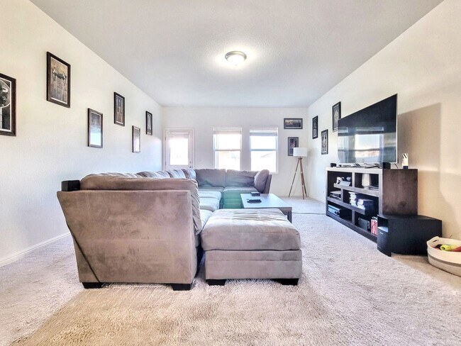 Building Photo - Beautiful 5 BR / 3 BA Home for Rent in Pfl...