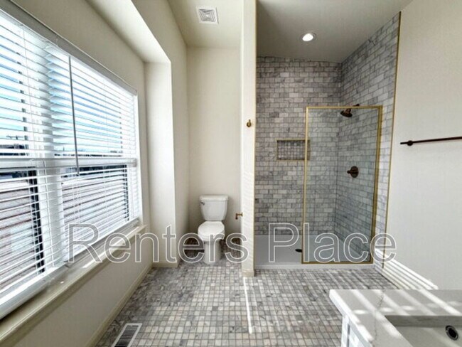 Building Photo - 1140 S Quincy Ave