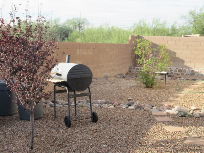 Building Photo - Attractive 4 Bedroom 2 Bath Home in the Tucson Mtn. Area Near Pima College & Downtown