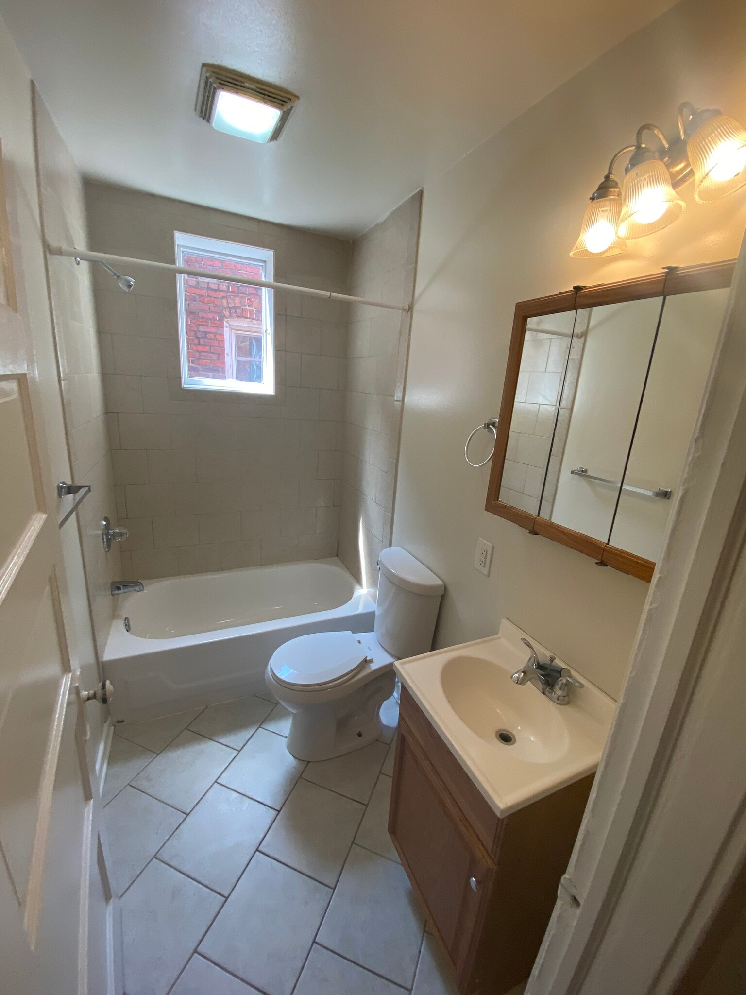 Building Photo - 3009 Ellwood Ave