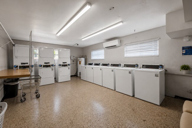 Building Photo - 1 BR / 1 Bath Unit