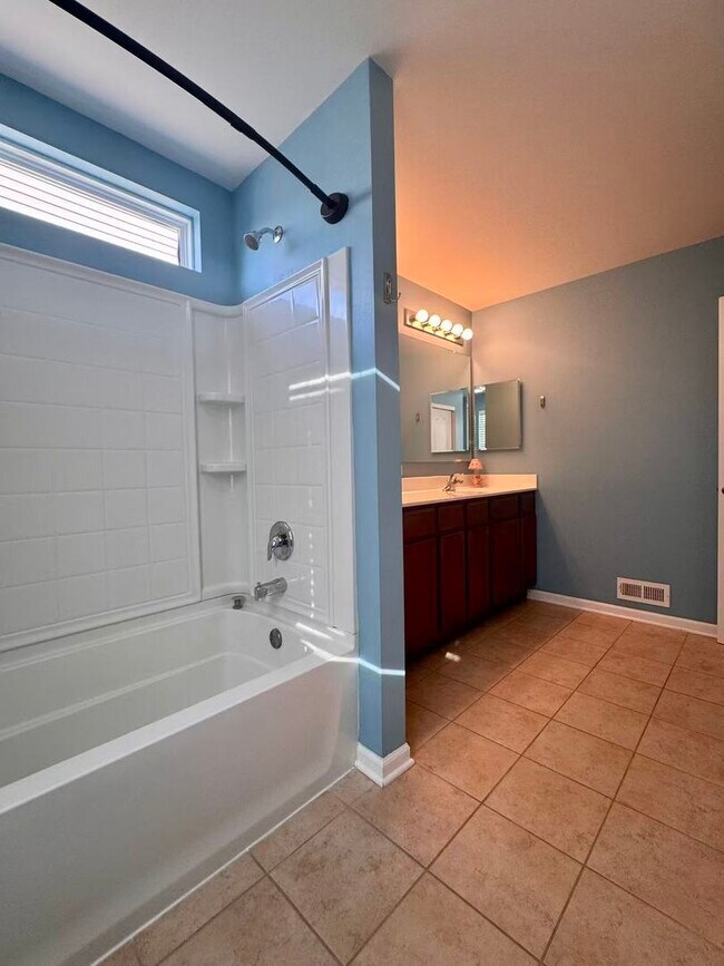 Building Photo - 5734 Oak Ridge Way