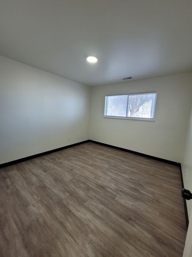 Building Photo - 1208-1210 Vandenberg Ave