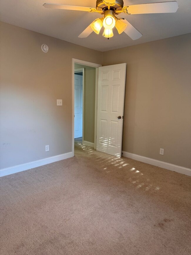 Building Photo - 3 Bedroom || 2 Bathroom Main Level Apartme...