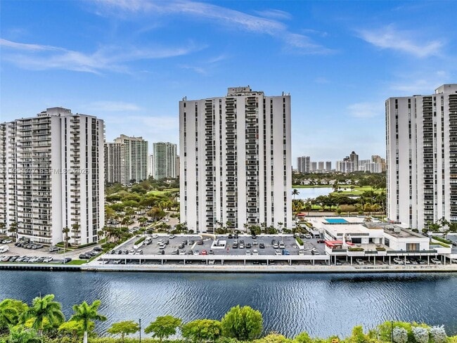 Building Photo - 3675 N Country Club Dr