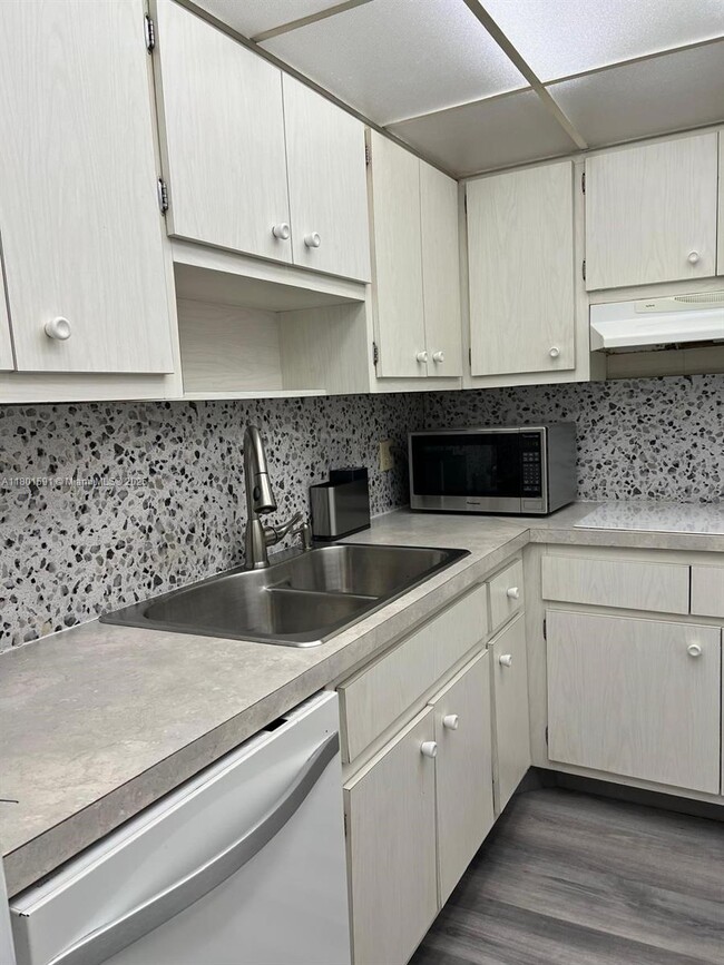 Building Photo - 400 Kings Point Dr