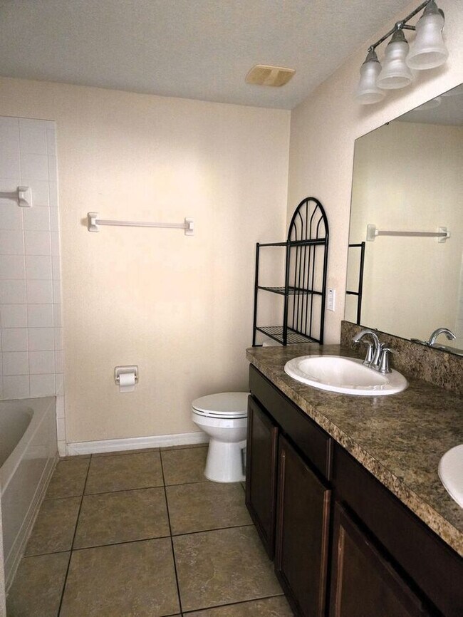 Building Photo - Amazing 4 Bedroom + Office/Bonus Room, 2 1...
