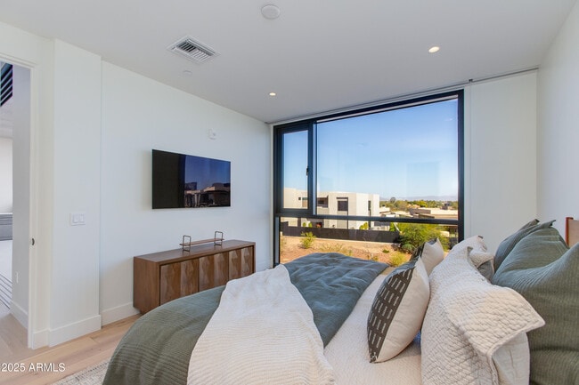 Building Photo - 5000 N Camelback Rdg Dr