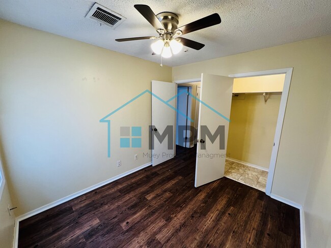 Building Photo - 62 W Elmwood Dr