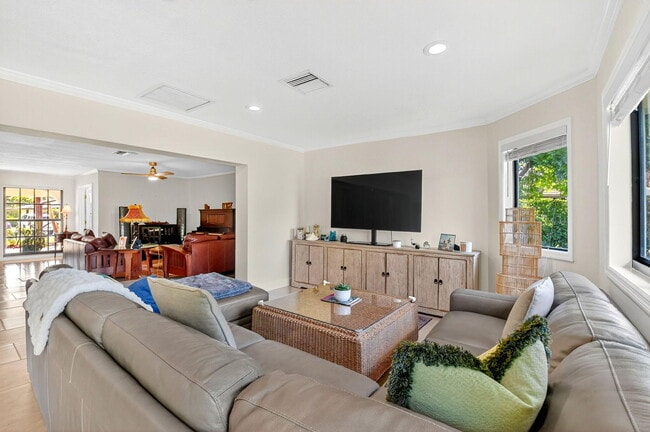 Building Photo - 435 Pine Villa Dr