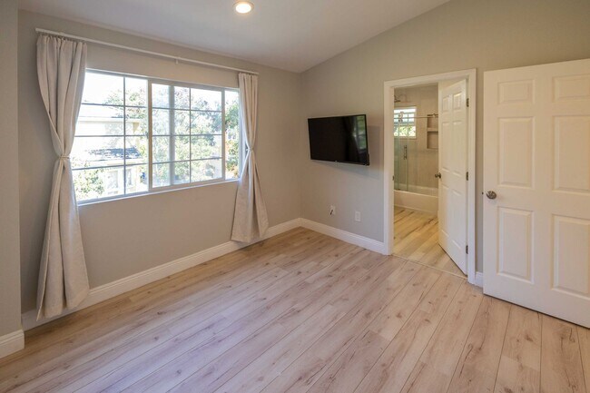Building Photo - Spacious End-Unit Townhome in Gated Liberty Commons