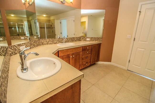 Building Photo - Excellent Snohomish Location. 5bed 3bath 2 Car Garage Sitting on a non through street with very l...