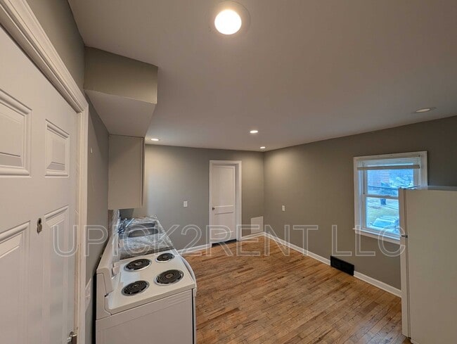 Building Photo - 215 S Ewing St