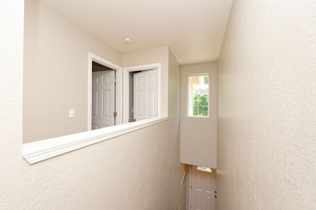 Building Photo - 4 Bedroom Home