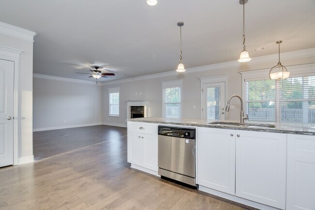 Building Photo - Large House in Grovetown!