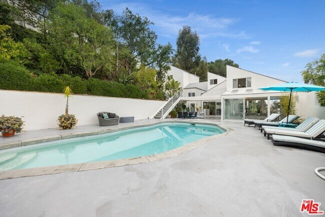Building Photo - 3210 Coldwater Canyon Ln