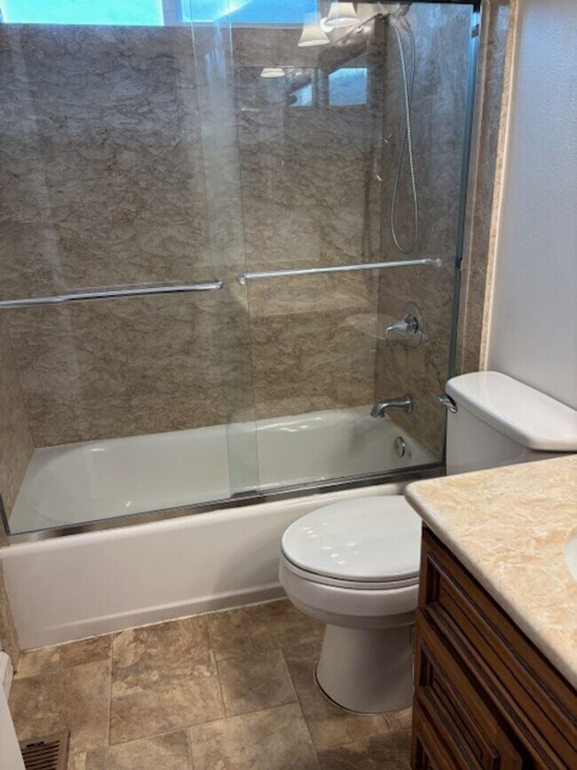 Building Photo - Large 2-Story home in a quiet Cul-de-sac