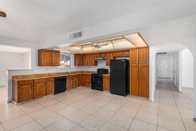 Building Photo - 4 BEDROOM, 2 BATH TEMPE HOME WITH SPACIOUS...