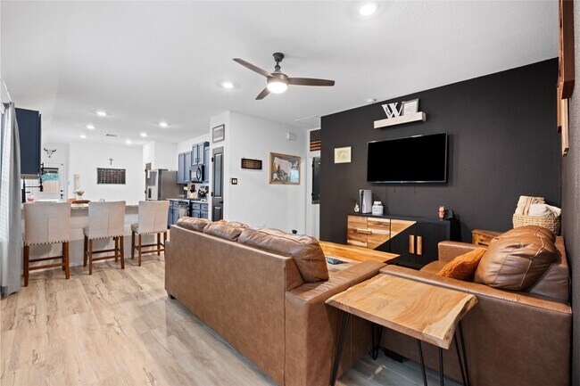 Building Photo - 10417 Pineland Dr