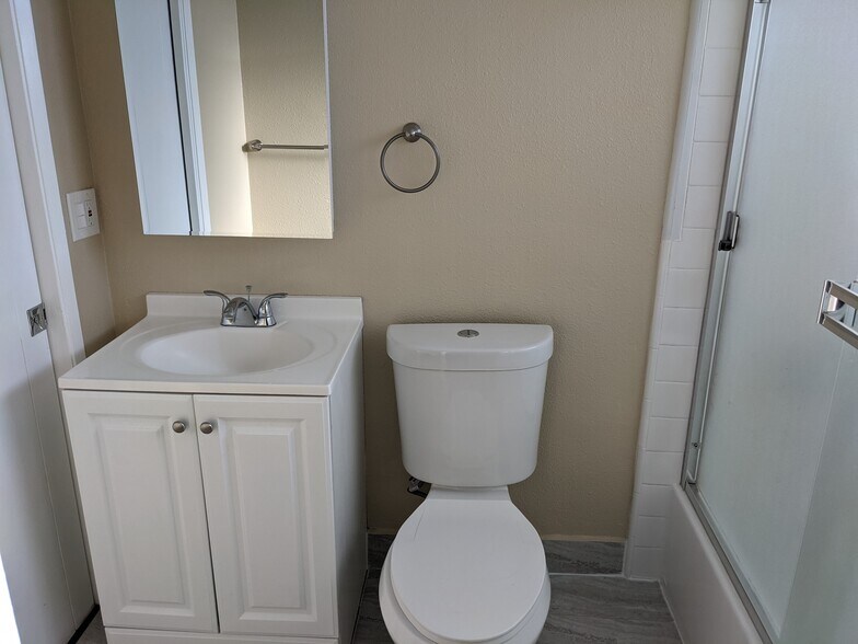 MASTER BATHROOM - 2116 Curtner Ave