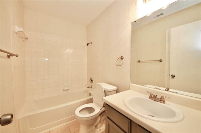 Building Photo - 624 Greenlawn Blvd