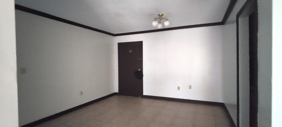 Building Photo - 6900 N Kendall Dr