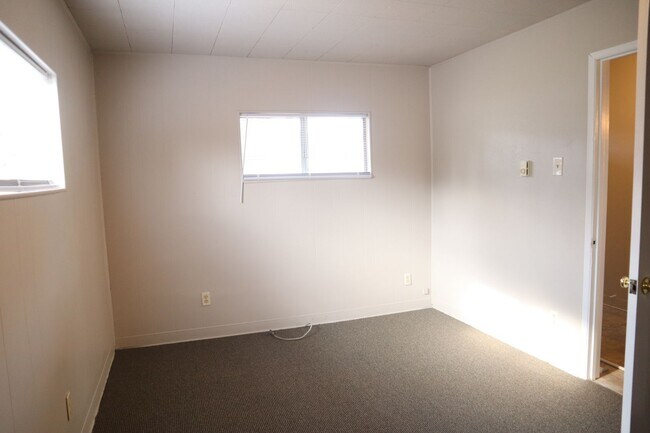 Building Photo - Cozy Single-Family Home for Lease in Brush...