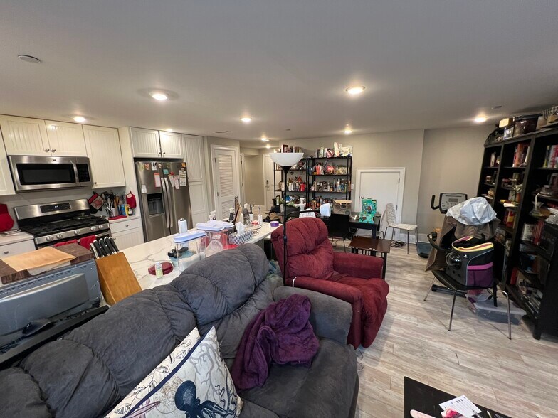 Building Photo - 118 Holland St