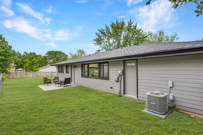 Building Photo - 1026 Sharon Ln
