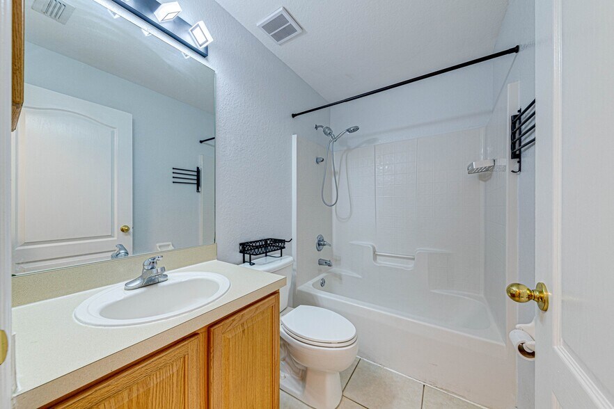 Building Photo - 1176 Lake Pl Ct