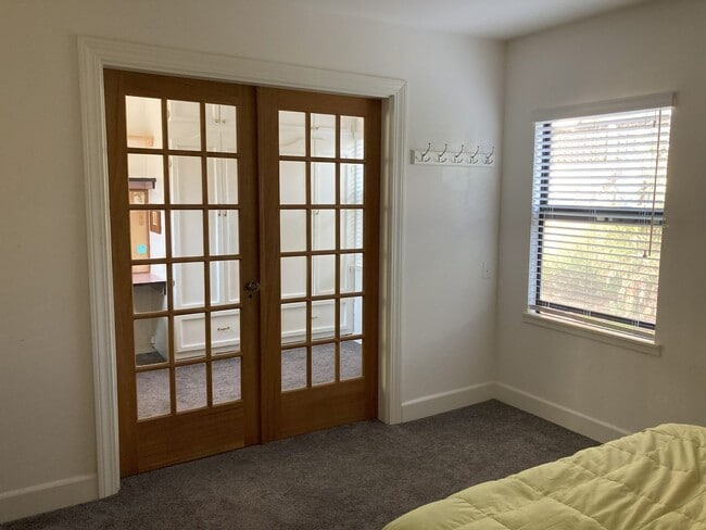 Building Photo - Beautiful Home Walking Distance To Town an...