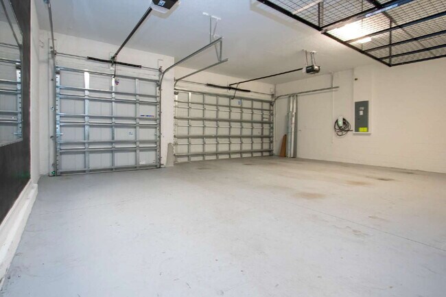 Building Photo - Spacious Like New 4-Bedroom Oasis with 3 Full Baths in Palmetto - Available NOW