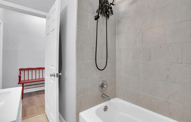 Building Photo - Vintage Craftsman