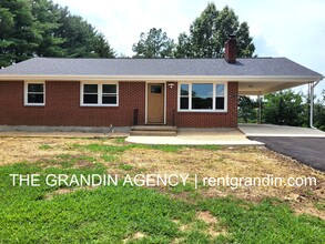 Building Photo - 8475 Cloverdale Rd