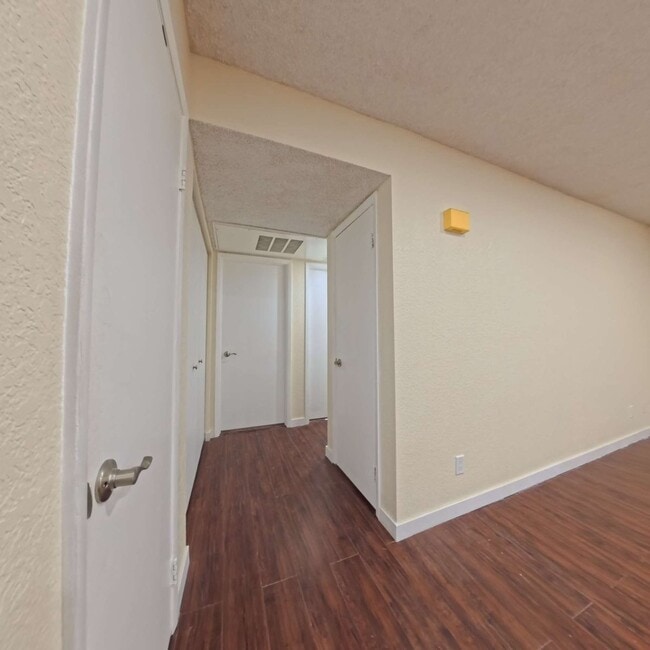 Building Photo - Beautiful 2 Bedroom 2 Bathroom Condo at The Lakes!