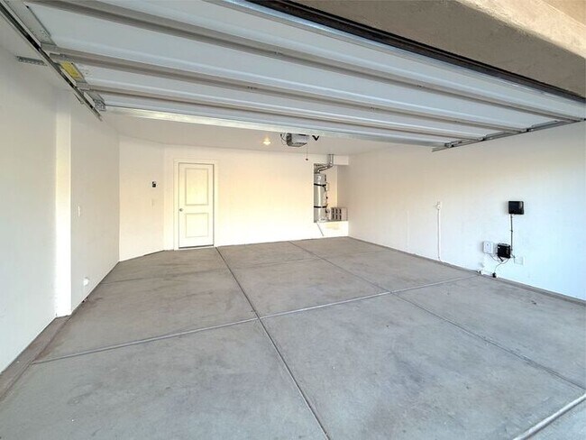 Building Photo - 4 Bed, 2.5 Bath home with 2 Car Garage