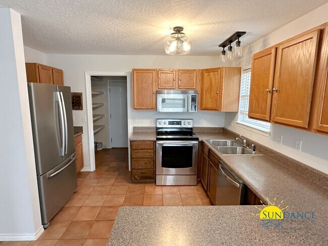 Building Photo - Pet Friendly Charming 3-Bedroom Home in Navarre!