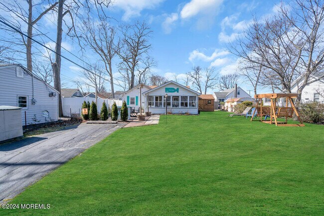 Building Photo - 607 6th Ave