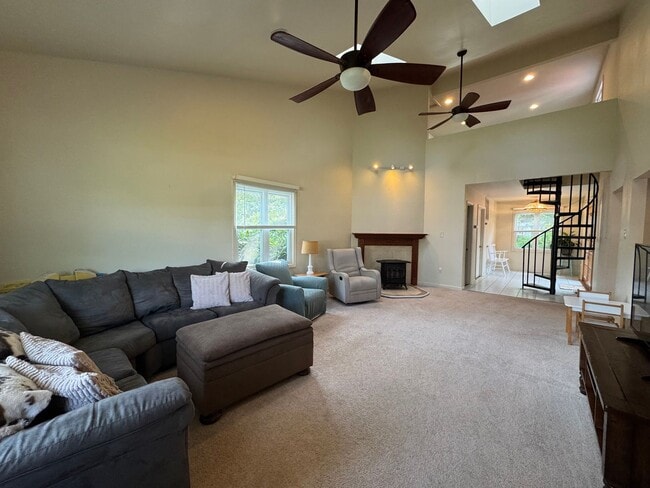 Building Photo - Beautiful 3 Bed 2.5 Bath Single Family Hom...