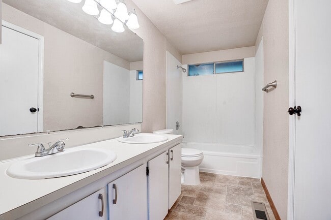 Building Photo - 3 Bedroom /1.5 Bath Silver Lake / Eastmont...